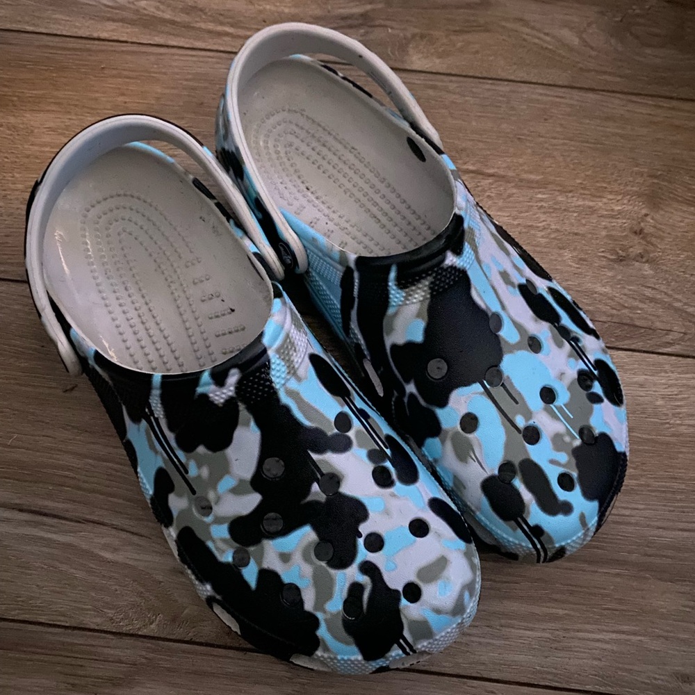 CROCS men’s Black and Blue Camo Clogs size 12
